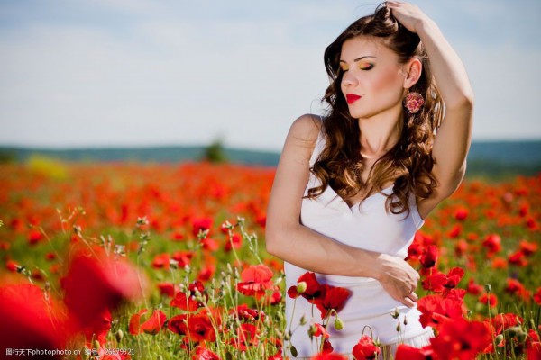 武汉茶馆风情：茶香中，美女相伴如何？